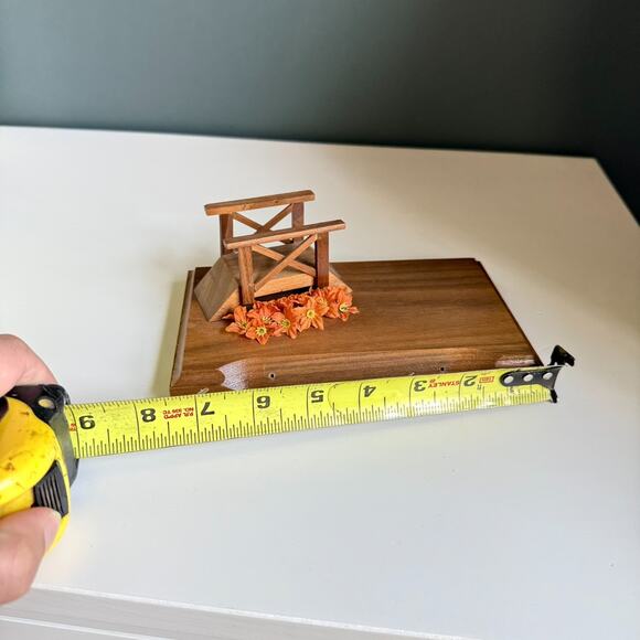 Hummel‎ Goebel Collectors Club Wood Display Stand "Smiling Through" T34 - Picture 4 of 4